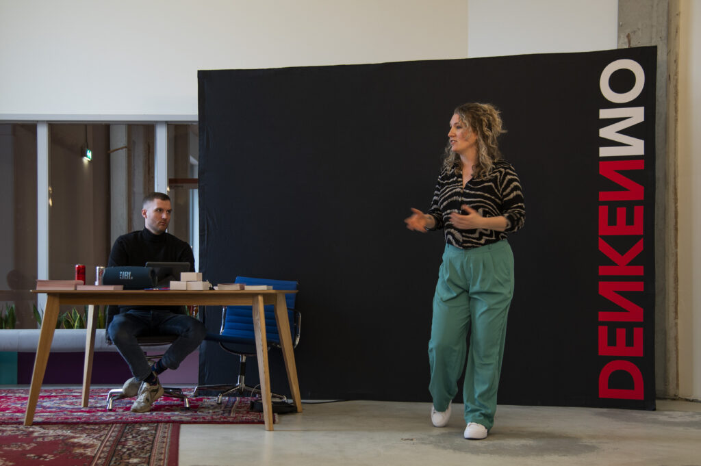 Trainer Sanne van trainingscentrum Omdenken spreekt de groep toe. Haar collega Beer luistert mee. 