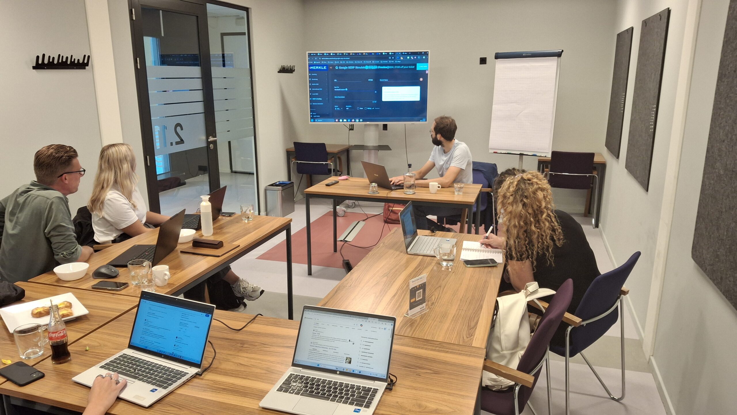 Personen zitten rond een tafel voor de training over zoekmachineoptimalisatie