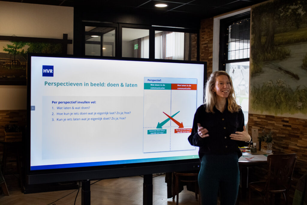 Stefani Romani van HVR geeft een presentatie aan het projectteam Drentsche Aa.